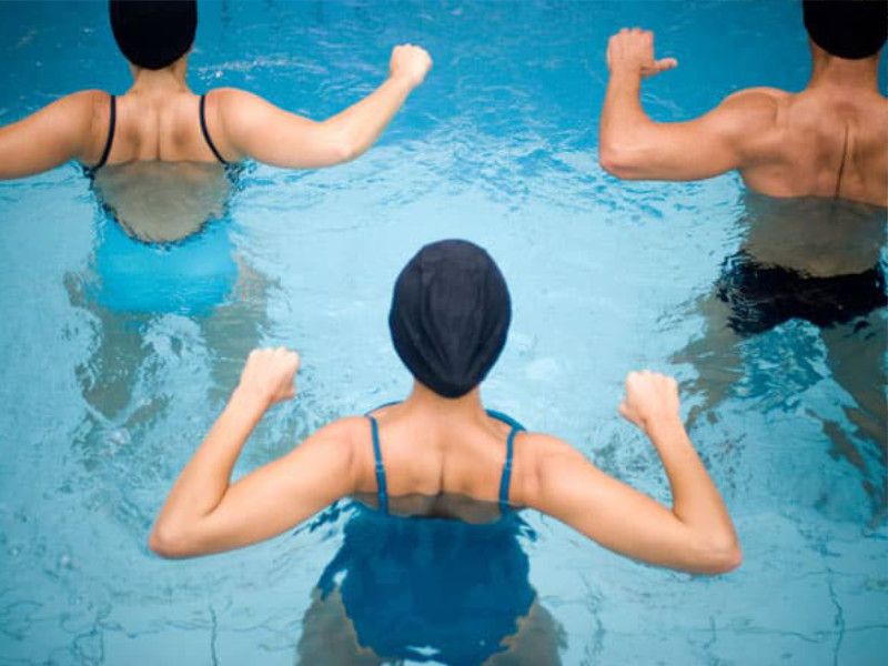 Personnes participant à un cours d'aquafitness