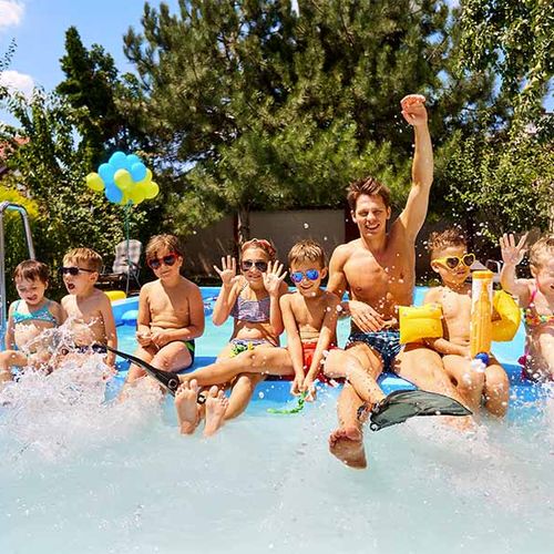 Groupes d'enfants s'amusant dans une piscine