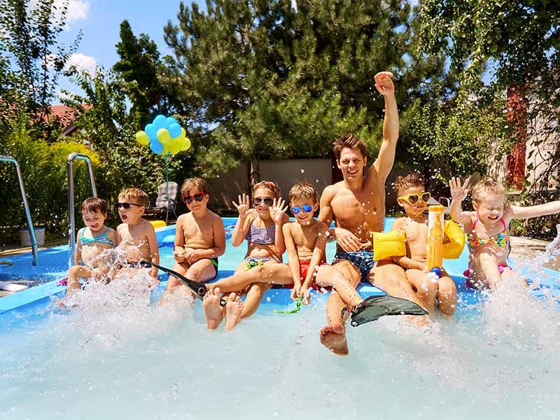 Groupes d'enfants s'amusant dans une piscine