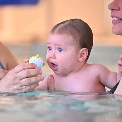 Bébé nageur sous l'eau