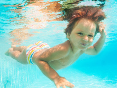 Garçon en bas âge nageant sous l'eau