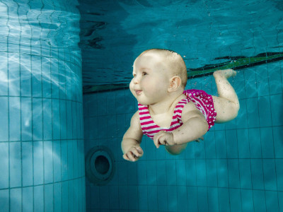 Garçon en bas âge nageant sous l'eau