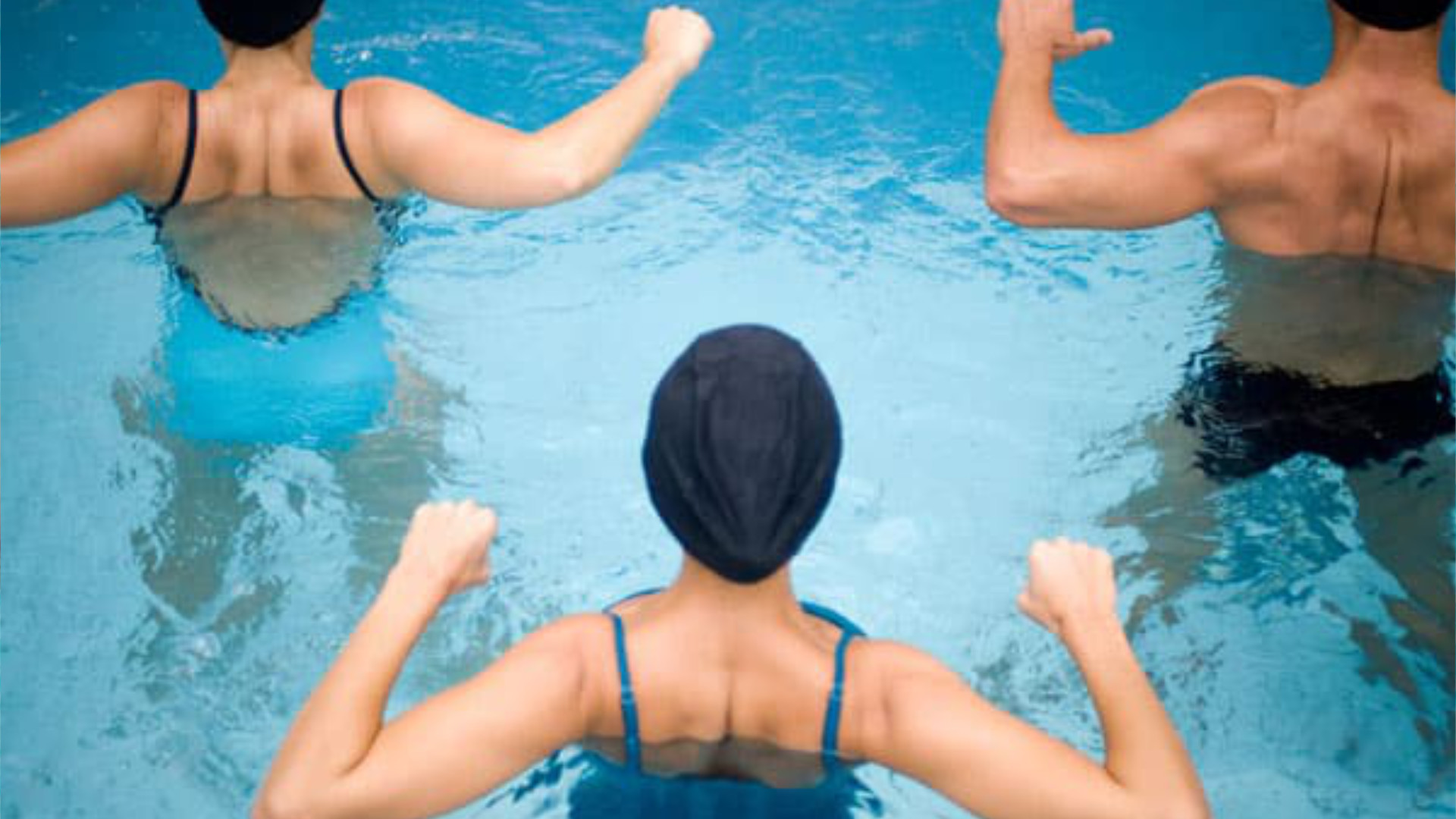 Personnes participant à un cours d'aquafitness dans une piscine