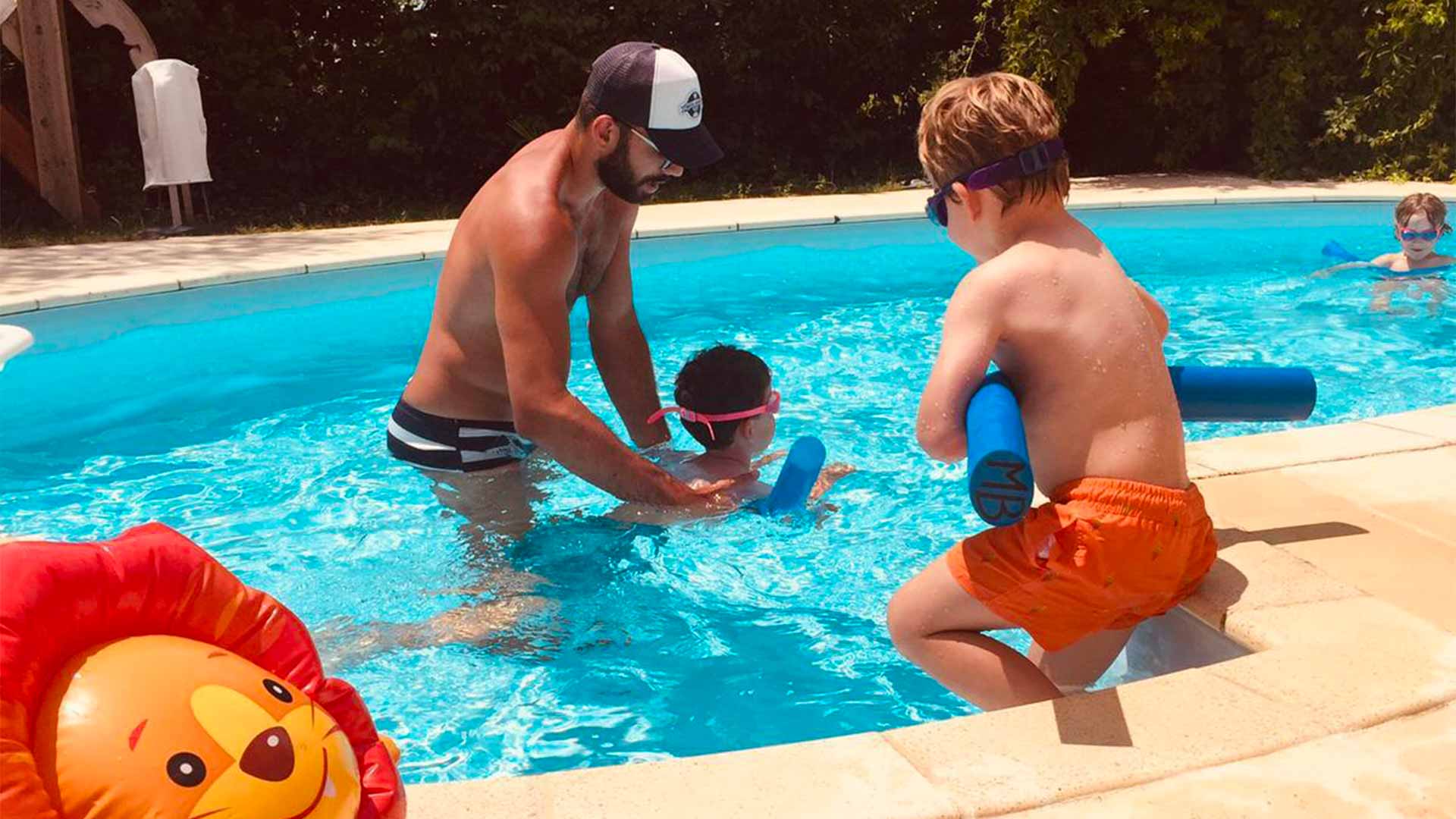 Maître-Baigneur apprenant un garçon à nager