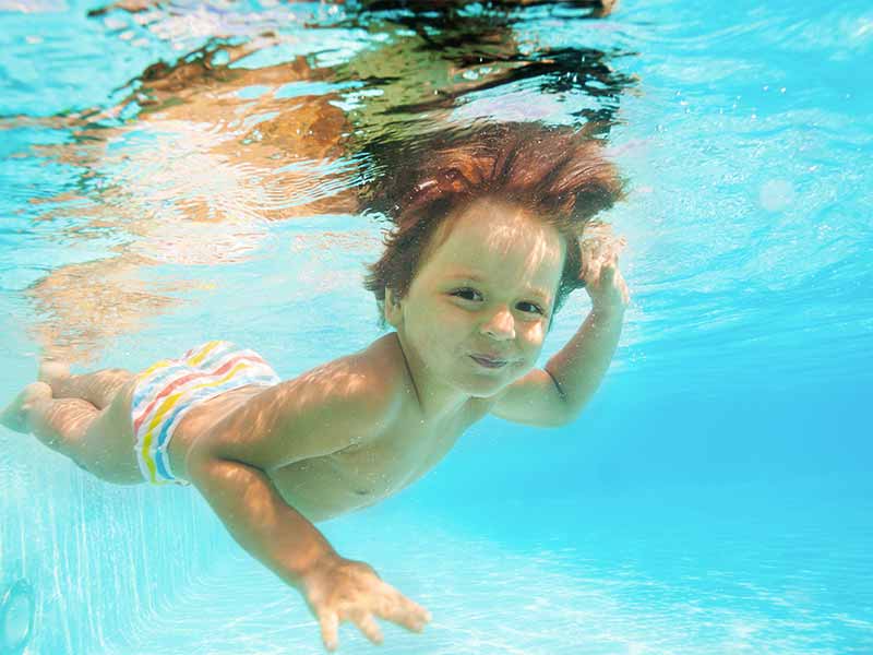 Bébé nageur sous l'eau